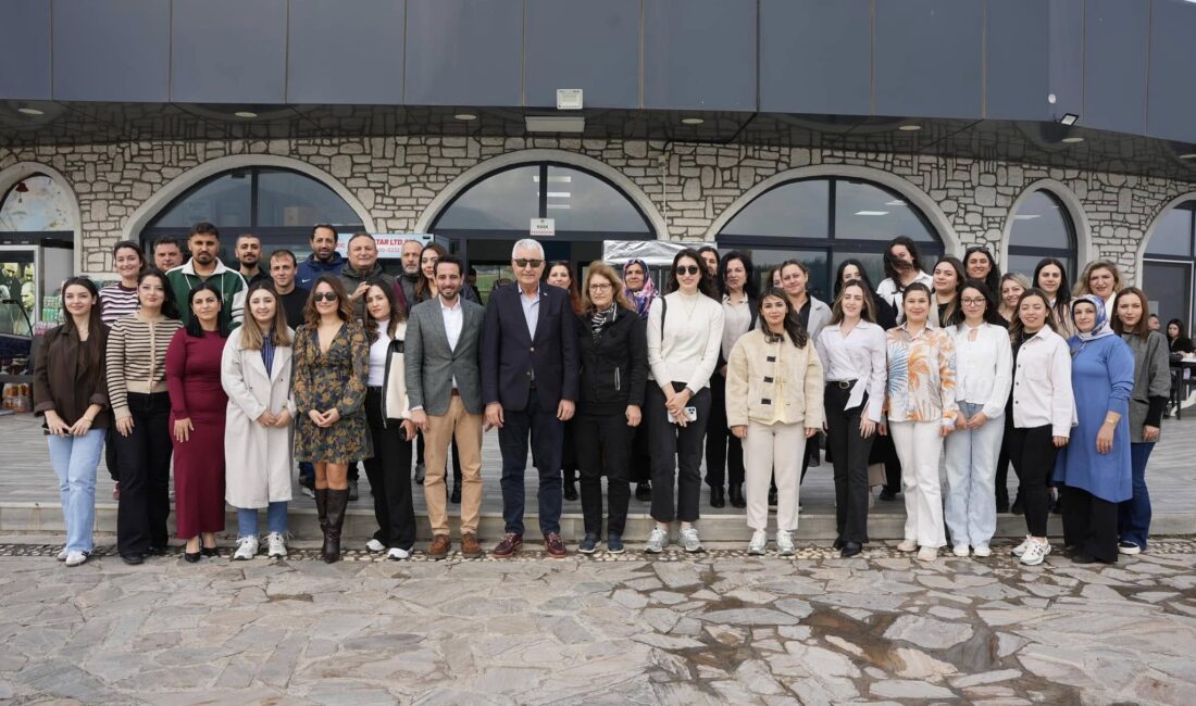 Mehmet Türkmen’den Öğretmenler Günü’ne Özel Buluşma Kemalpaşa Belediye Başkanı Mehmet Türkmen, öğretmenlerle kahvaltıda bir araya gelerek