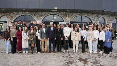 Kemalpaşa Belediye Başkanı Mehmet Türkmen, öğretmenlerle kahvaltıda bir araya gelerek