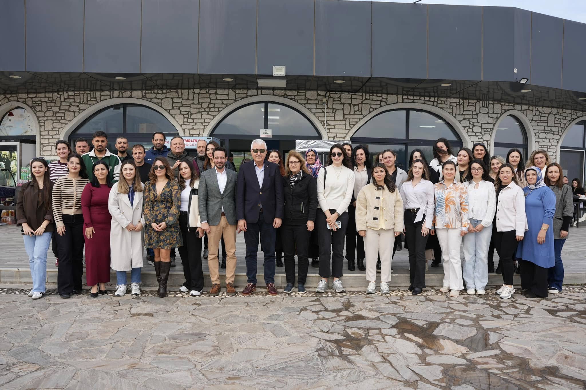 Kemalpaşa Belediye Başkanı Mehmet Türkmen, öğretmenlerle kahvaltıda bir araya gelerek