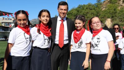 Marmaris Belediye Başkanı Acar Ünlü, öğrencilere iyi tatil dileklerini ileterek