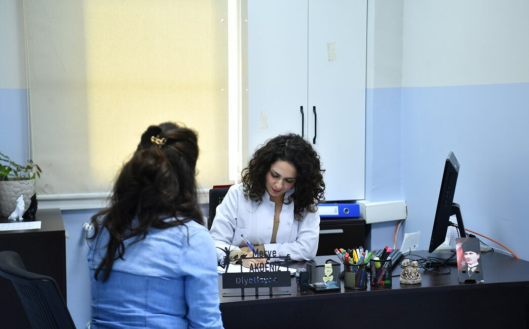 Beylikdüzü Belediyesi’nden Kişiye Özel Diyet ve Beslenme Desteği Beylikdüzü Belediyesi, ilçe halkının sağlıklı yaşam alışkanlıkları kazanması için
diyetisyenler eşliğinde