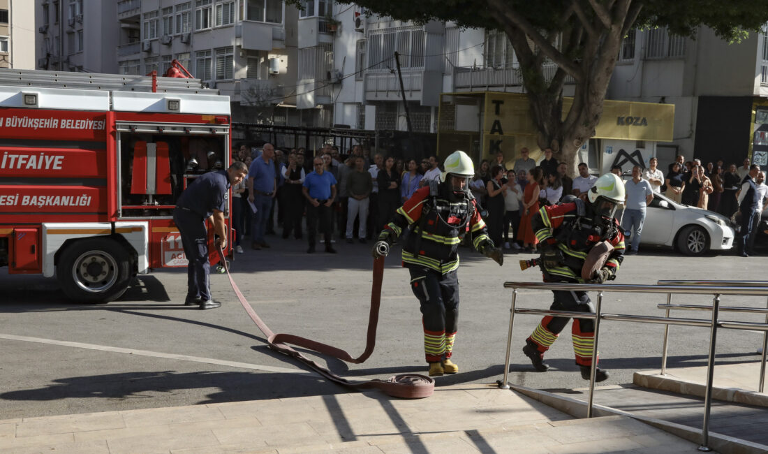 Mersin Büyükşehir Belediyesi Ana Hizmet Binası’nda yangın tatbikatı gerçekleştirildi. Tatbikatta