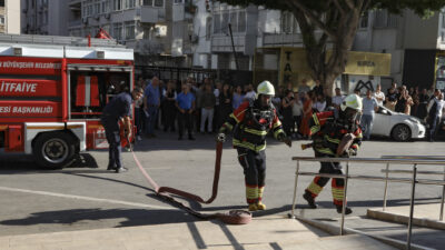 Mersin Büyükşehir Belediyesi Ana Hizmet Binası’nda yangın tatbikatı gerçekleştirildi. Tatbikatta