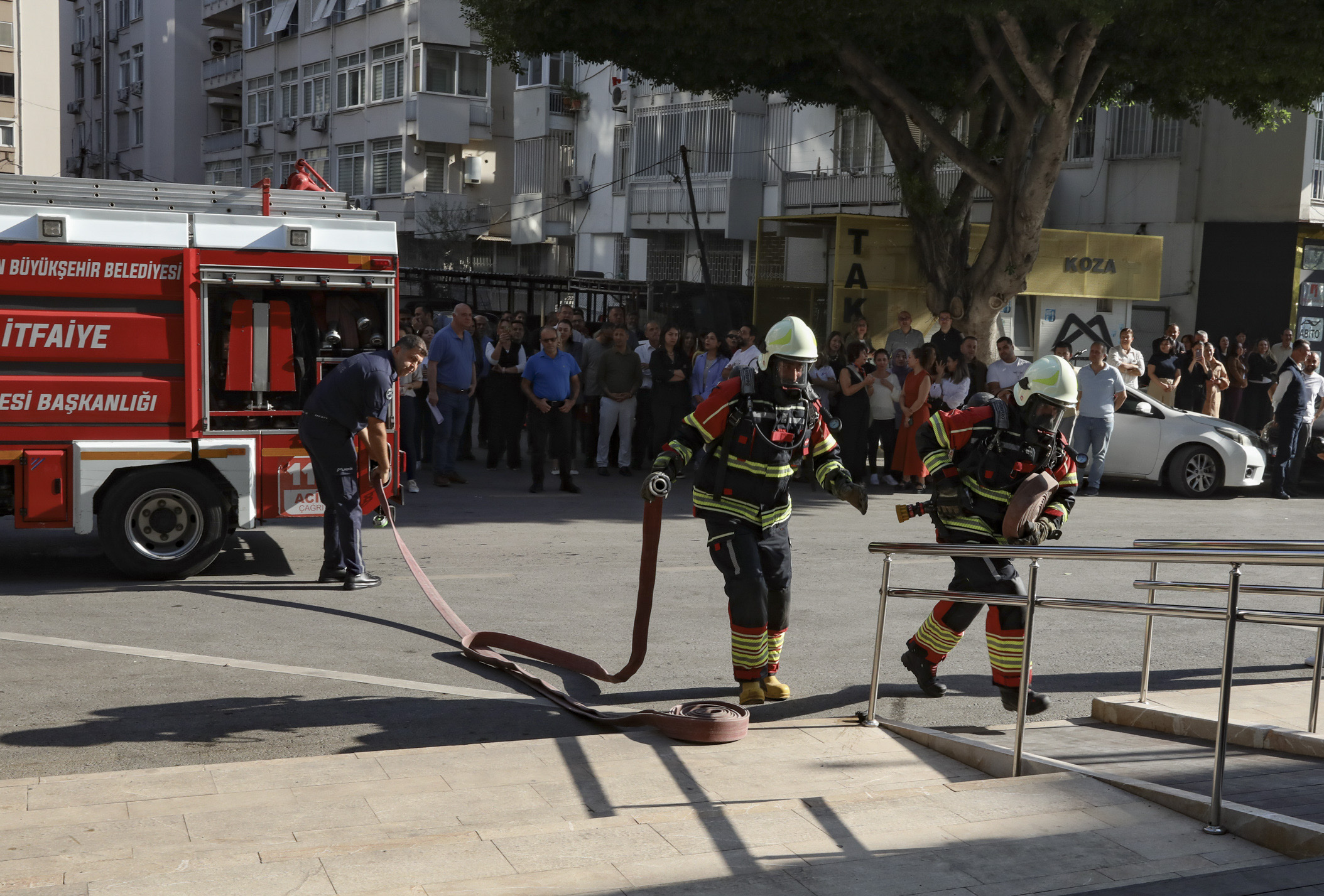 Mersin Büyükşehir Belediyesi Ana Hizmet Binası’nda yangın tatbikatı gerçekleştirildi. Tatbikatta