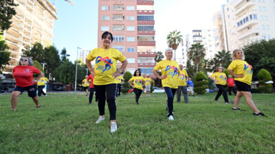 Mersin büyükşehir’le emekliler hem sosyalleşiyor hem de spor yapıyor.