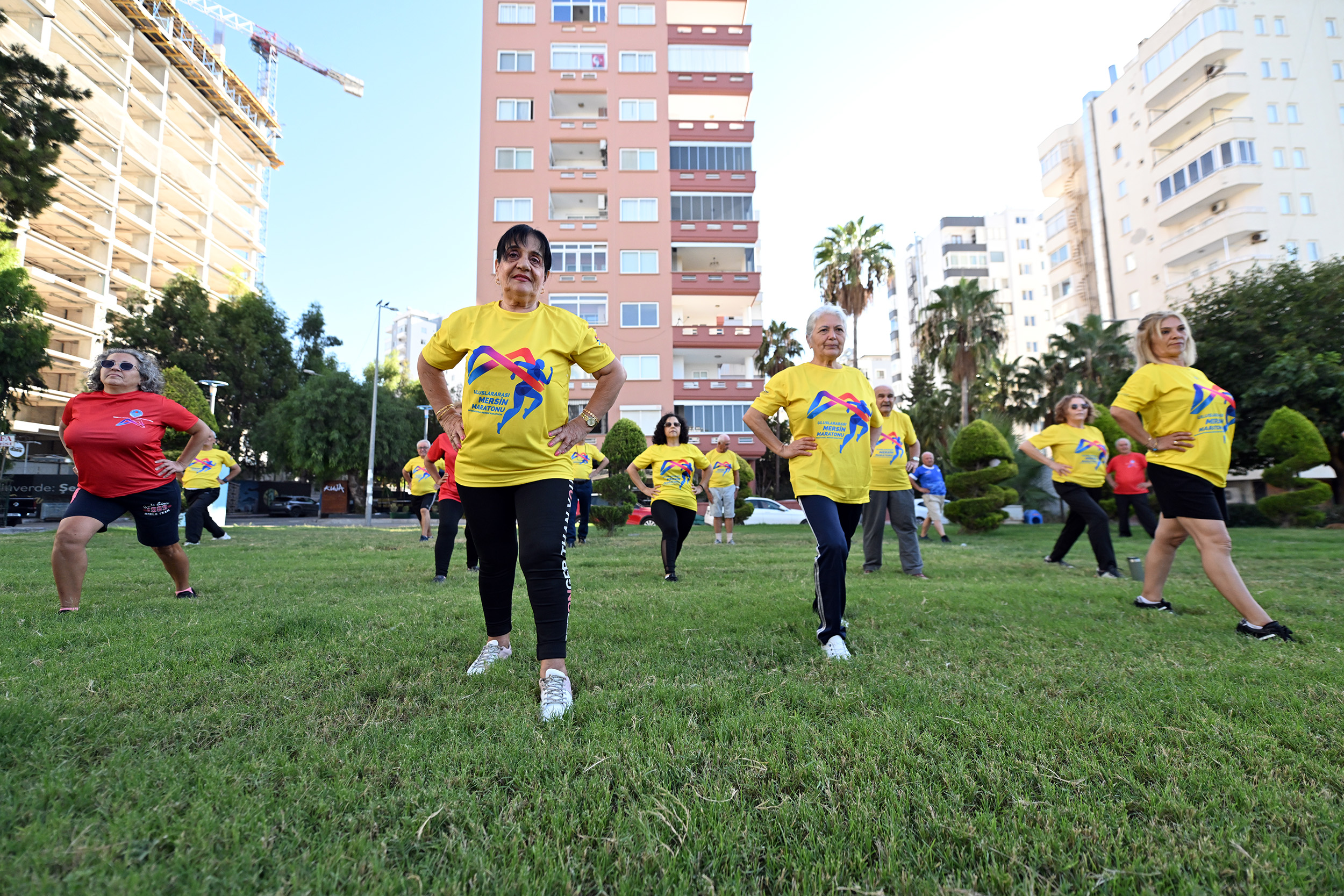 Mersin büyükşehir’le emekliler hem sosyalleşiyor hem de spor yapıyor.