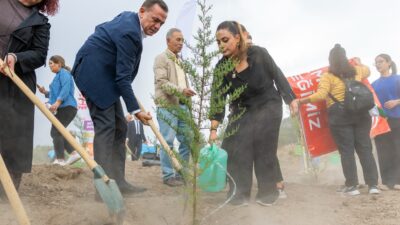 Başkan Abdullah Özyiğit, Emirler’deki Yeşil Seferberliğe Katıldı Mersin Yenişehir Belediye