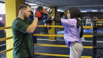 Buca Belediyesi’nin, ücretsiz olarak düzenlediği kick boks dersleri ilçedeki kadınlar