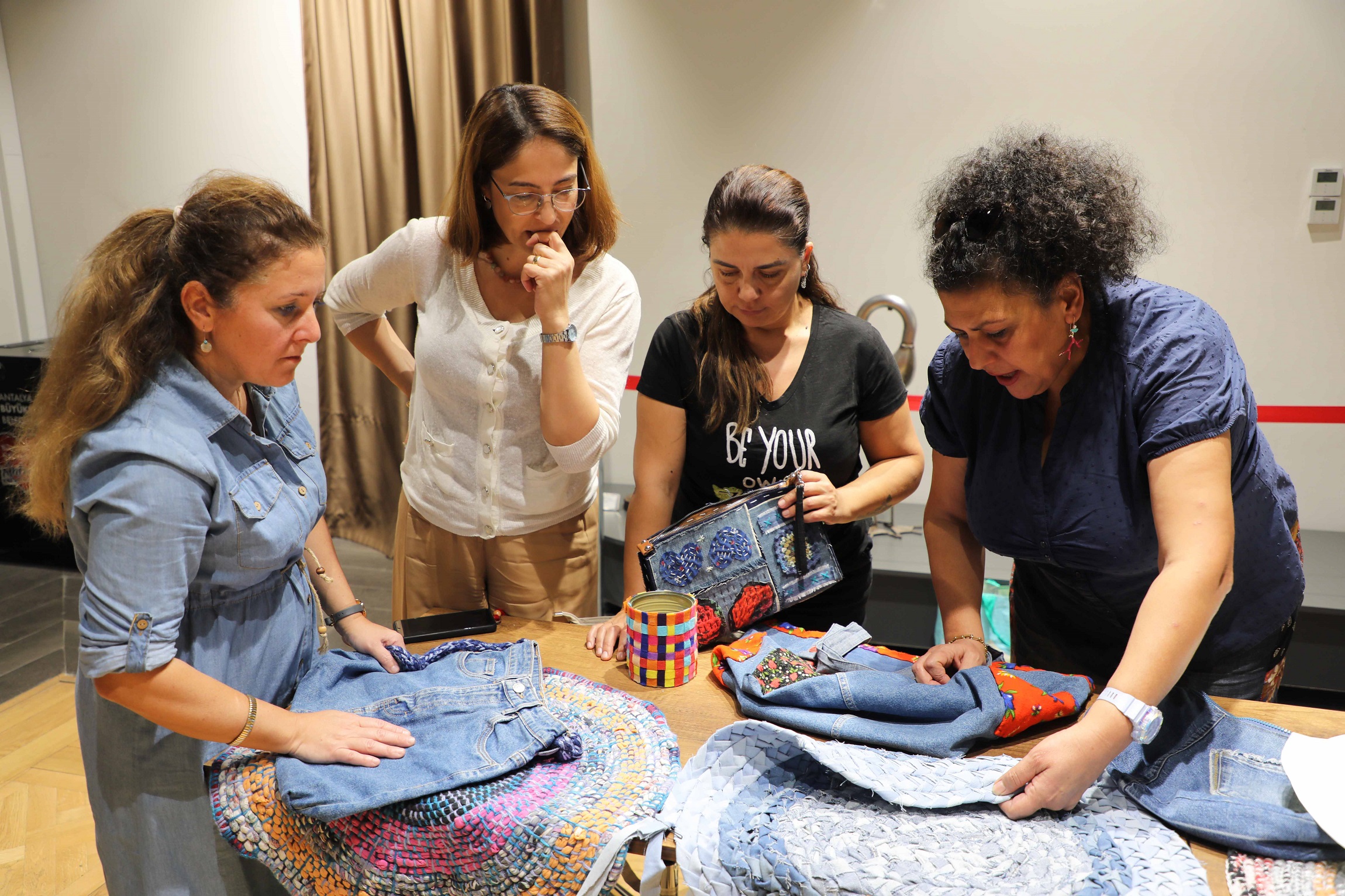 Antalya Büyükşehir Belediyesi’nin Yetişkinlere Yönelik Atölyeleri Sürüyor Antalya Büyükşehir Belediyesi