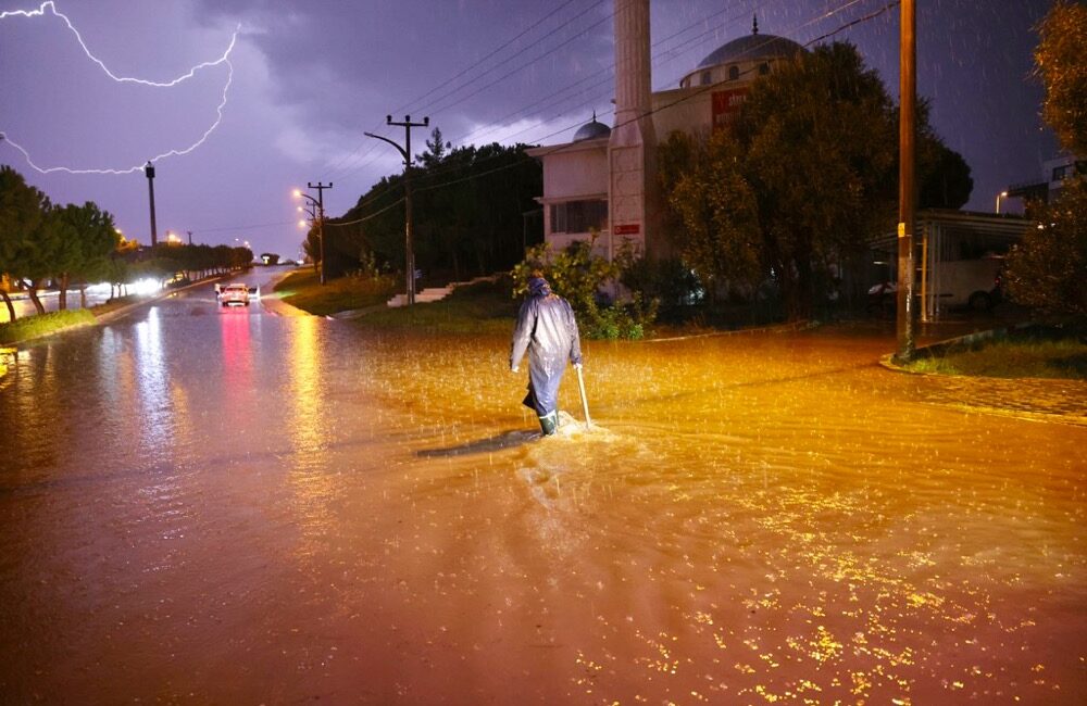 Çeşme'de 28 Kasım günü öğle saatlerinden itibaren etkili olan olağanüstü