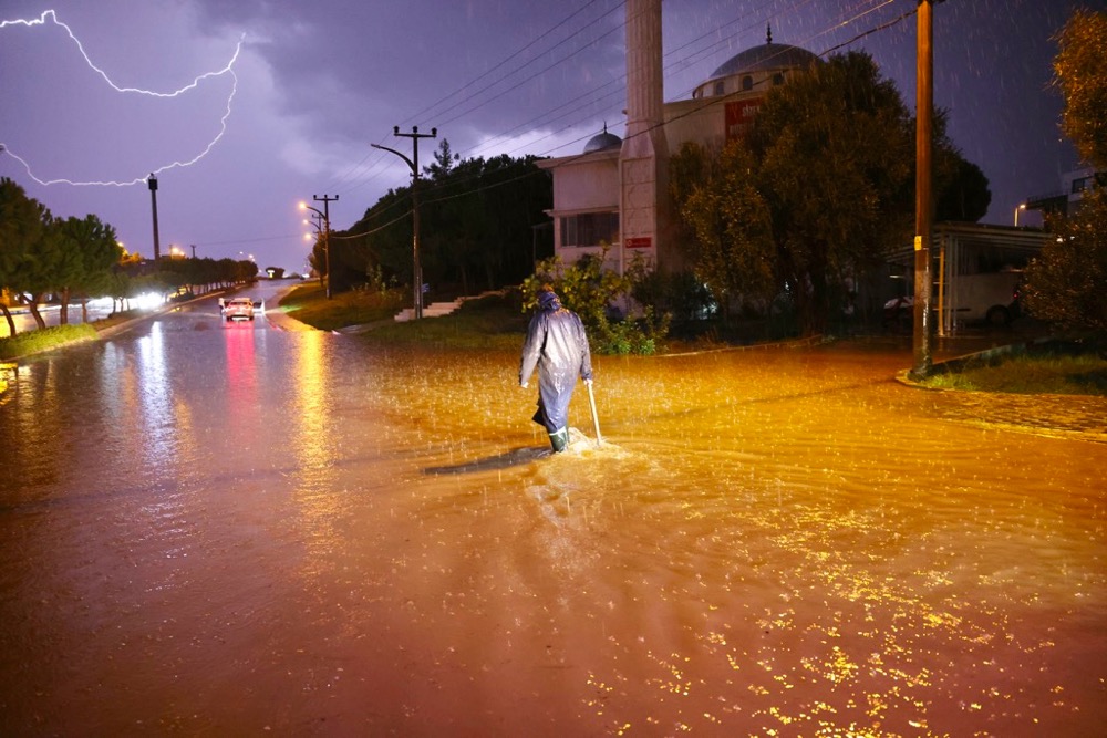 Çeşme'de 28 Kasım günü öğle saatlerinden itibaren etkili olan olağanüstü