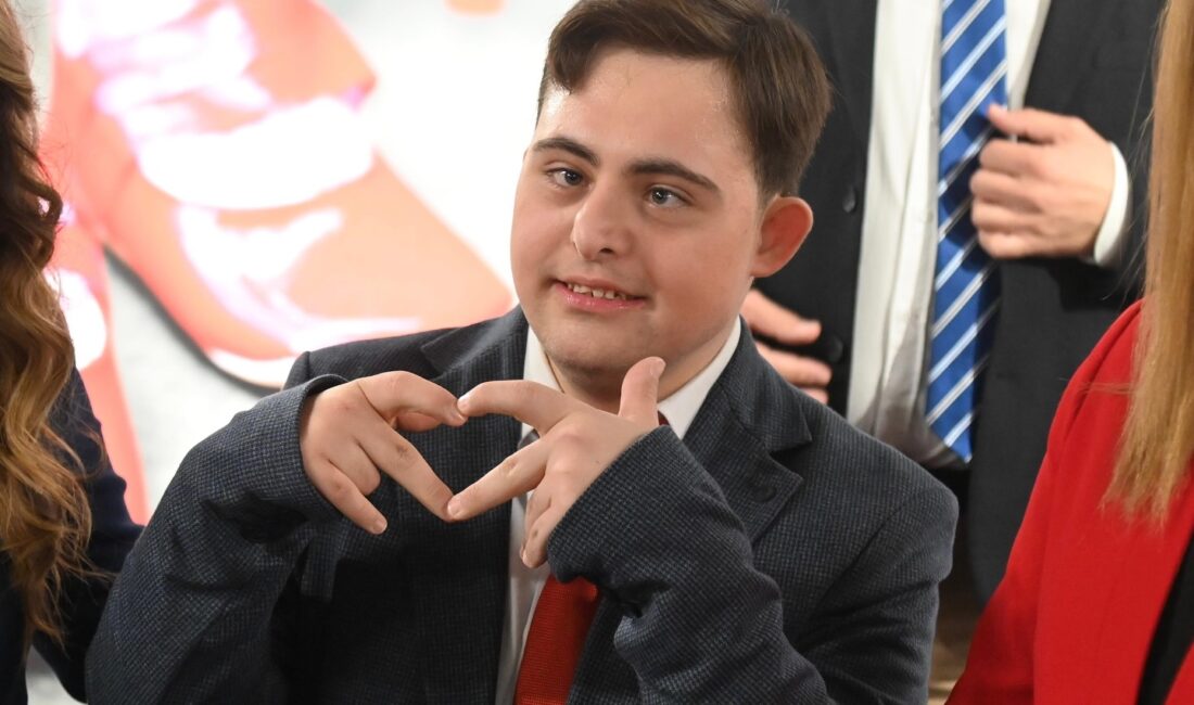 Down Sendromlu Fotoğraf Sanatçısı Volkan Niyazi Madaslı’dan Anlamlı Sergi: “Masumiyetin Kırmızısı“ Down Sendromlu Fotoğraf Sanatçısı Volkan Niyazi Madaslı’dan Anlamlı Sergi: “Masumiyetin