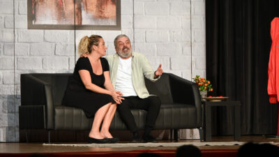 Güldüren Cazibe Yalova’da Sahne Aldı Yalova Belediyesi, kültür-sanat sezonunu komedi dolu bir gösteriyle renklendirdi. Televizyon