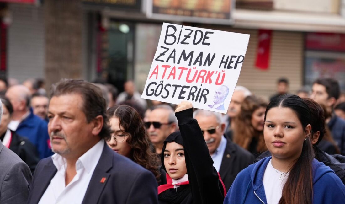 Denizli Ata’sını Anıyor Binlerce kişi Atatürk için yürüdü.
Denizli Büyükşehir Belediyesi öncülüğünde düzenlenen “Denizli