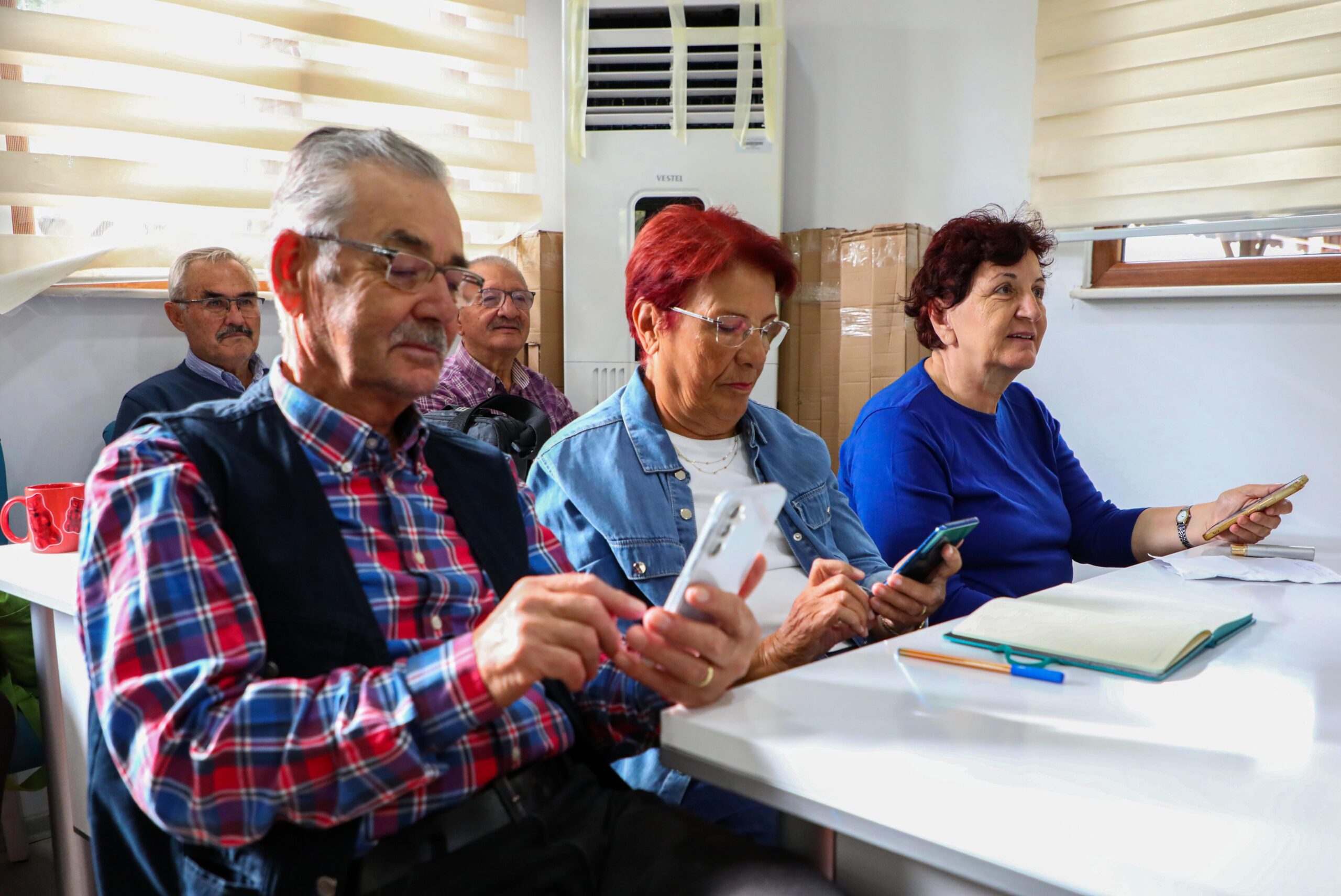Akıllı telefon kullanımı eğitimine yoğun katılım.
Yaş almış eller dijital