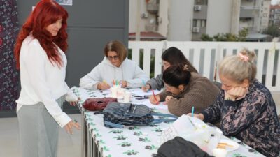 Şehzadeler Belediyesi’nin kadınlara yönelik düzenlediği atölyede, katılımcılar nefes egzersizleri ve