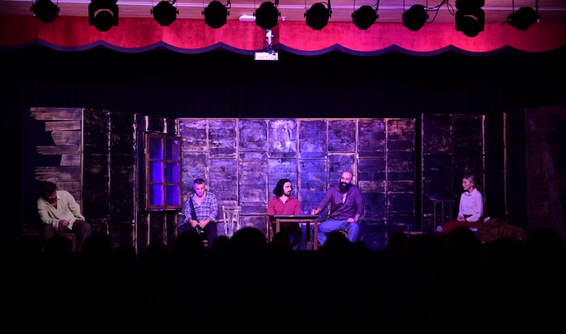 Kültürel yaşamı güçlendiren çalışmalarını sürdüren Osmangazi Belediyesi, Turgut Özakman’ın
‘Duvarların Ötesi’