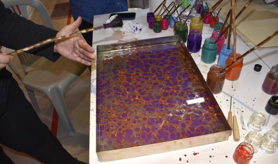 Karacabey Belediyesi, unutulmaya yüz tutmuş Türk-İslam sanatlarından biri olan ebru