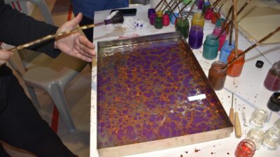 Karacabey Belediyesi, unutulmaya yüz tutmuş Türk-İslam sanatlarından biri olan ebru