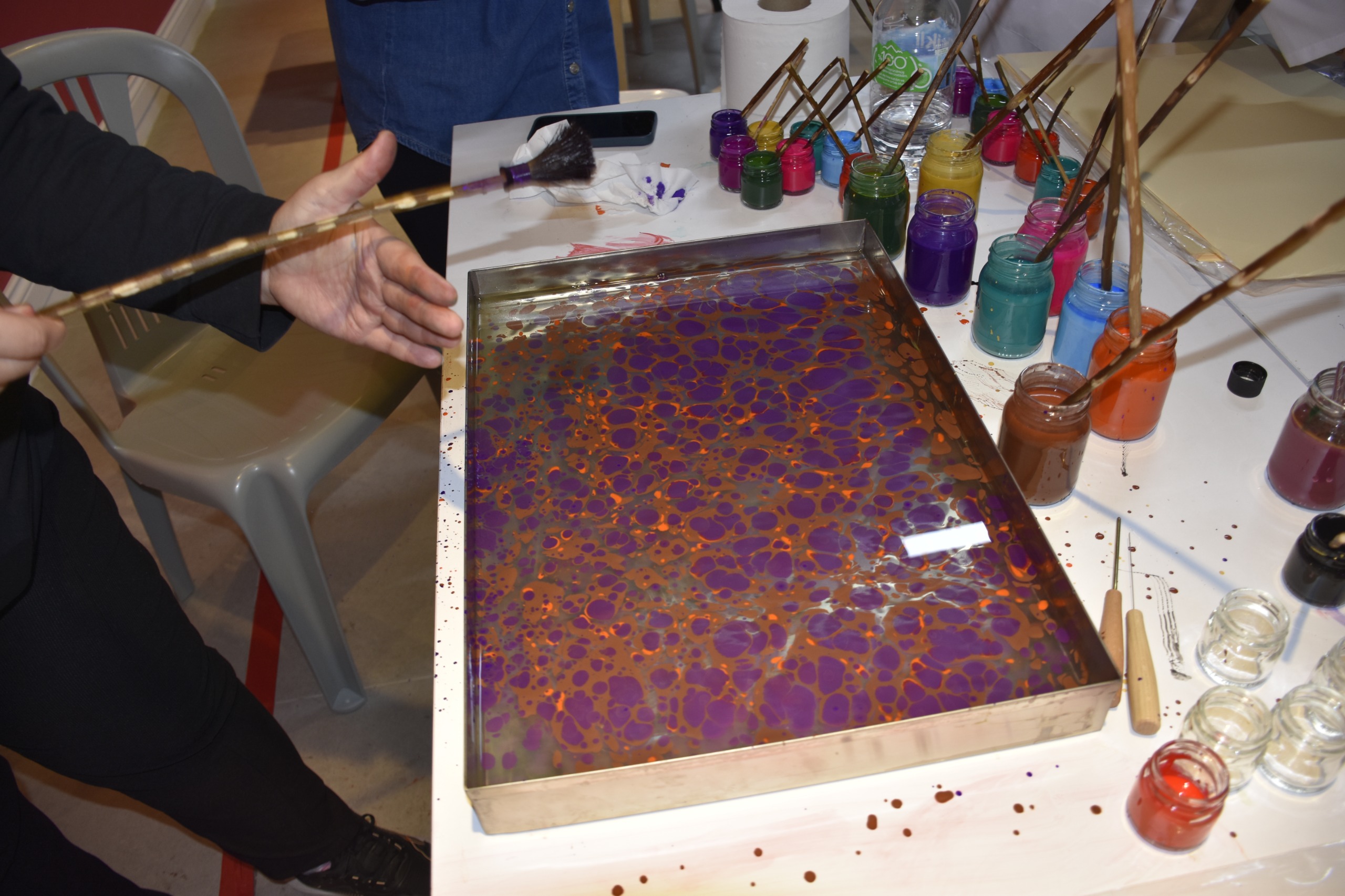 Karacabey Belediyesi, unutulmaya yüz tutmuş Türk-İslam sanatlarından biri olan ebru