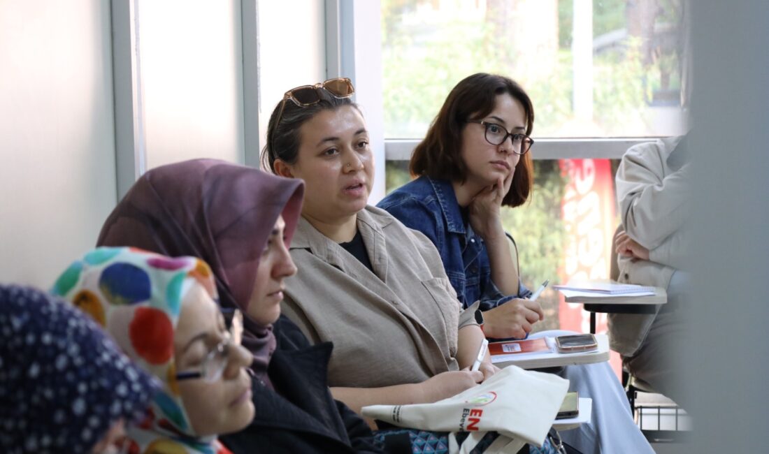 İzmit Belediyesi “Engelsiz Ebeveyn Akademisi” Cumhuriyet Yaşam Merkezi’ndeki İlk Eğitimle Başladı İzmit Belediyesi “Engelsiz Ebeveyn Akademisi” Cumhuriyet Yaşam Merkezi’ndeki İlk Eğitimle