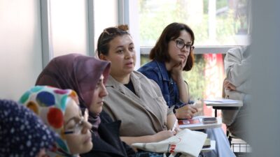 İzmit Belediyesi “Engelsiz Ebeveyn Akademisi” Cumhuriyet Yaşam Merkezi’ndeki İlk Eğitimle