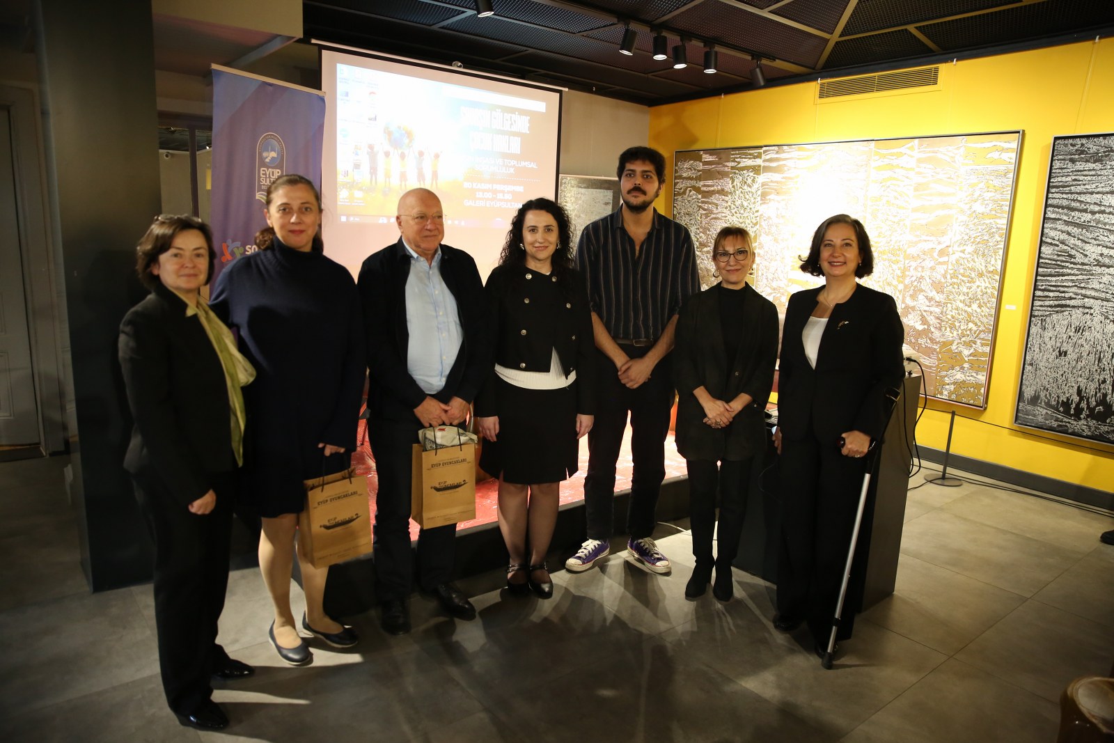 Eyüpsultan Belediyesi, Dünya Çocuk Hakları Günü kapsamında Galeri Eyüpsultan'da düzenlediği