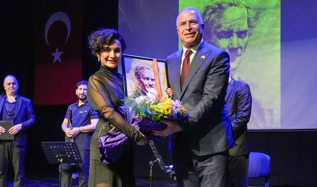 Gaziemir Belediyesi’nin düzenlediği Ata’yı Anma Konseri’nde, Atatürk’ün sevdiği şarkıları seslendiren