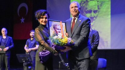 Gaziemir Belediyesi’nin düzenlediği Ata’yı Anma Konseri’nde, Atatürk’ün sevdiği şarkıları seslendiren