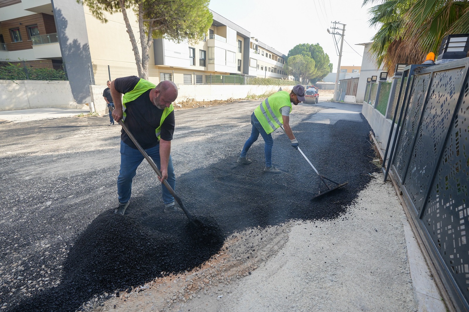 Yol yenileme, bakım ve onarım çalışmalarını aralıksız sürdüren Gaziemir Belediyesi,