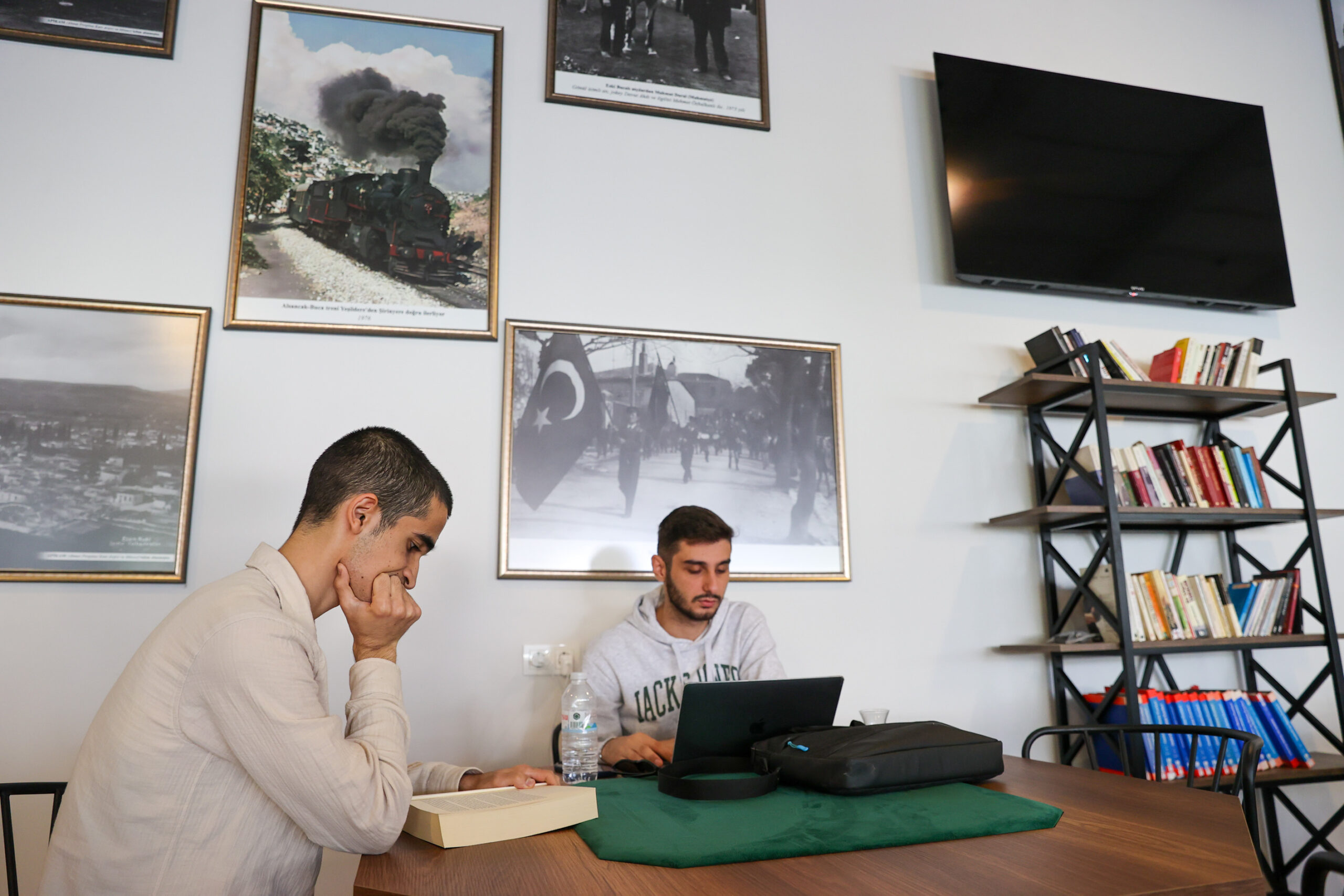 Buca Belediyesi tarafından kitap kafe konseptiyle yıllar sonra yeniden hizmete