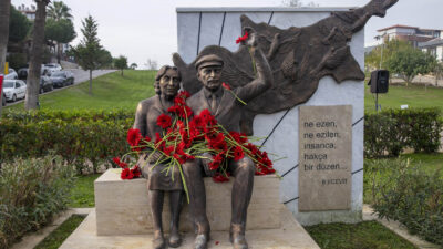 ”Karaoğlan” 19. yılında Güzelbahçe’de Anıldı Eski Başbakanlardan Bülent Ecevit vefatının