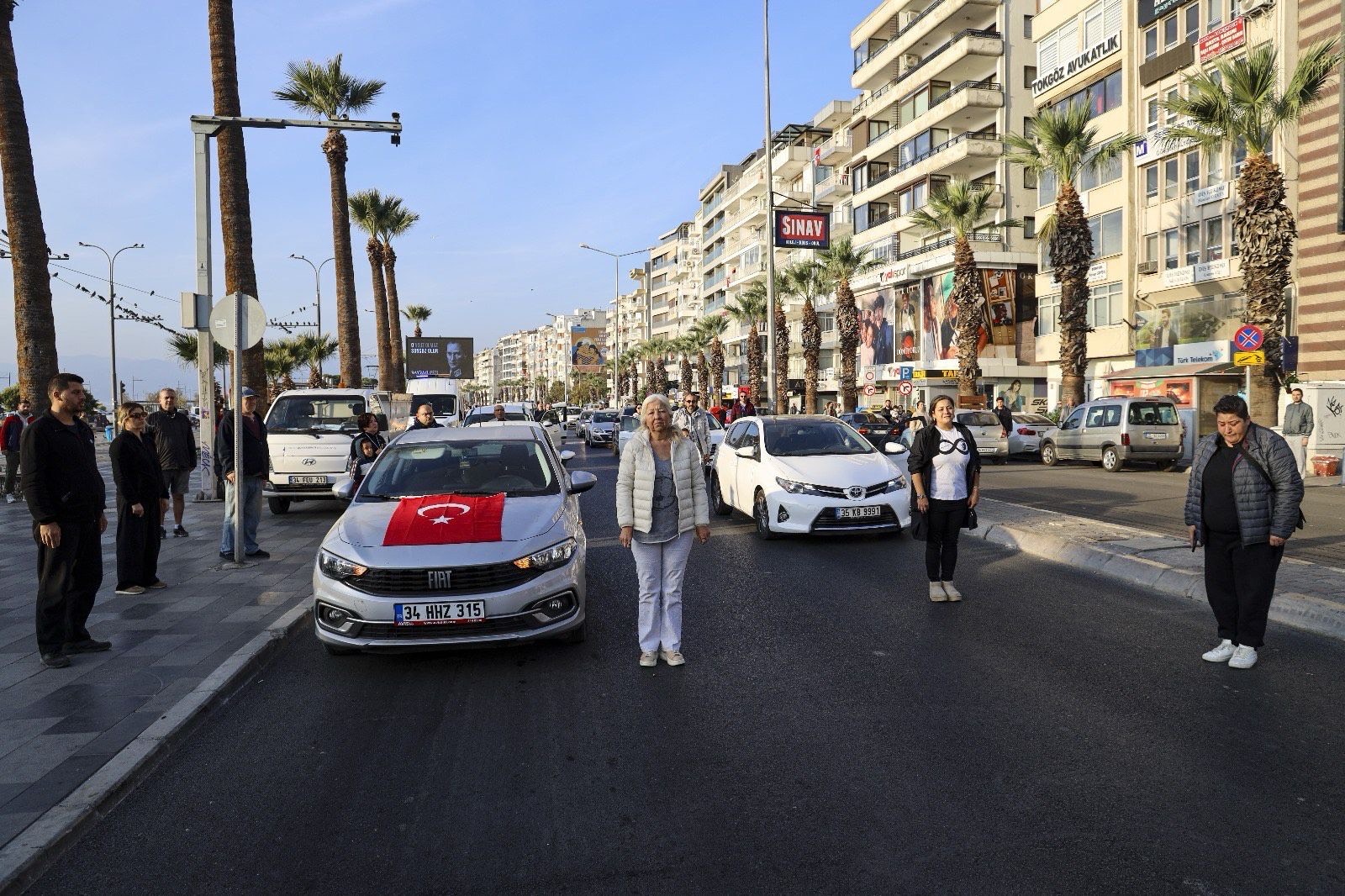 Karşıyakalılar, Ulu Önder Atatürk’ü, ebediyete intikalinin 87. yılında “Ata’ya Saygı