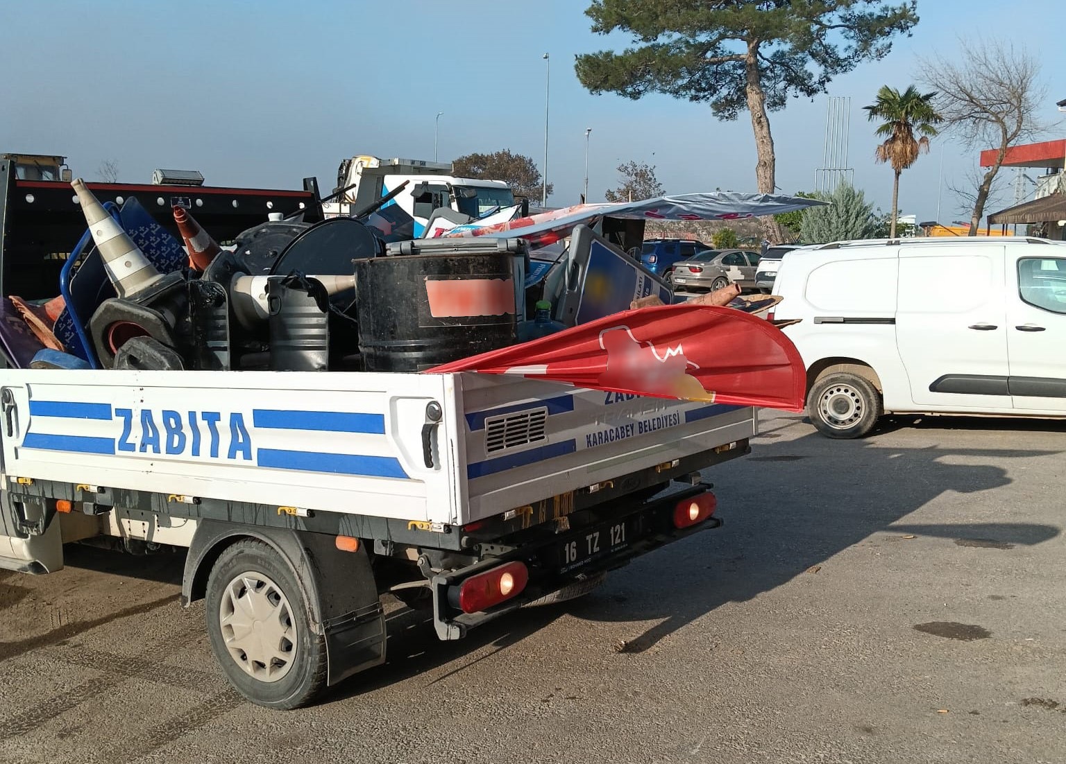 Karacabey Belediyesi, ilçe genelinde kaldırımları işgal eden unsurlara karşı harekete