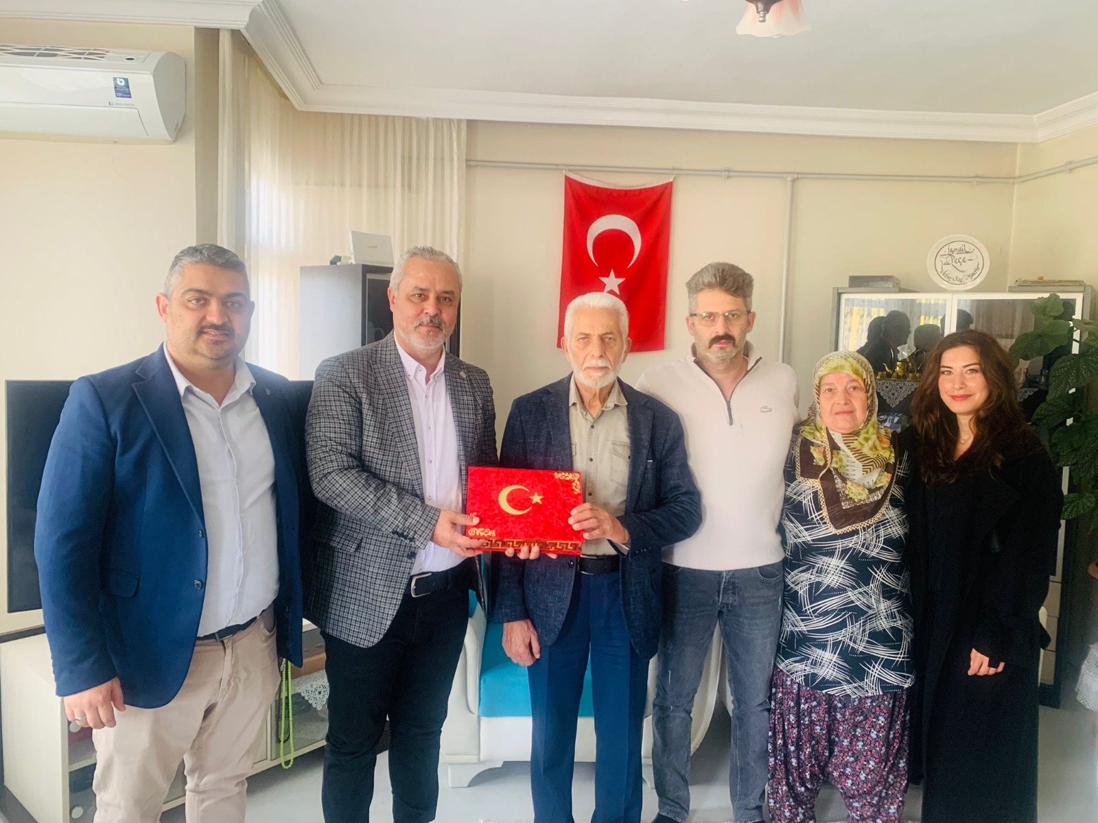 İzmit Belediyesi’nden Başiskele’de Kıbrıs Gazilerine Anlamlı Ziyaret İzmit Belediyesi Sosyal