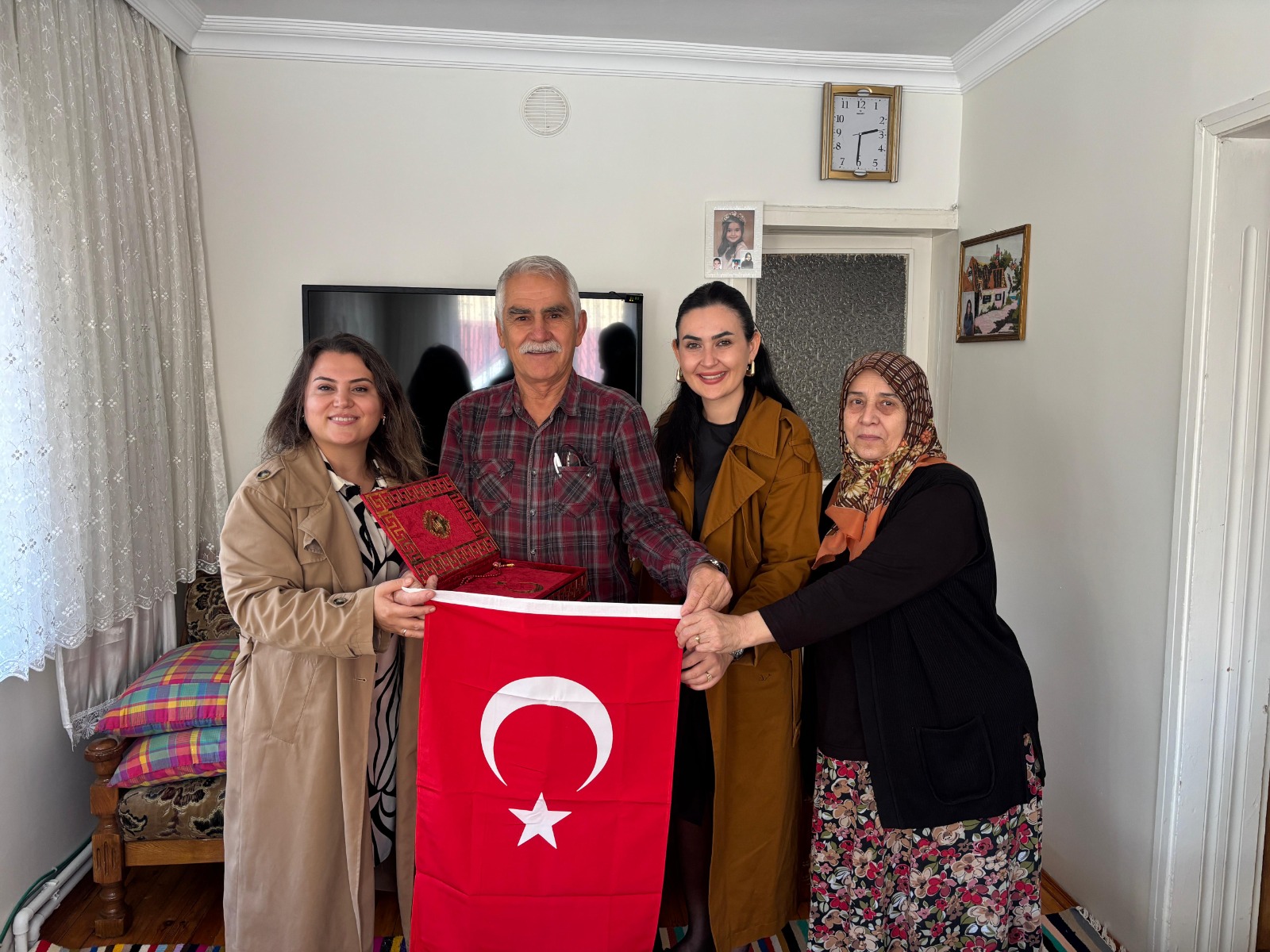 İzmit Belediyesi, Derince’de yaşayan Kıbrıs Gazilerini ziyaret ederek minnet ve