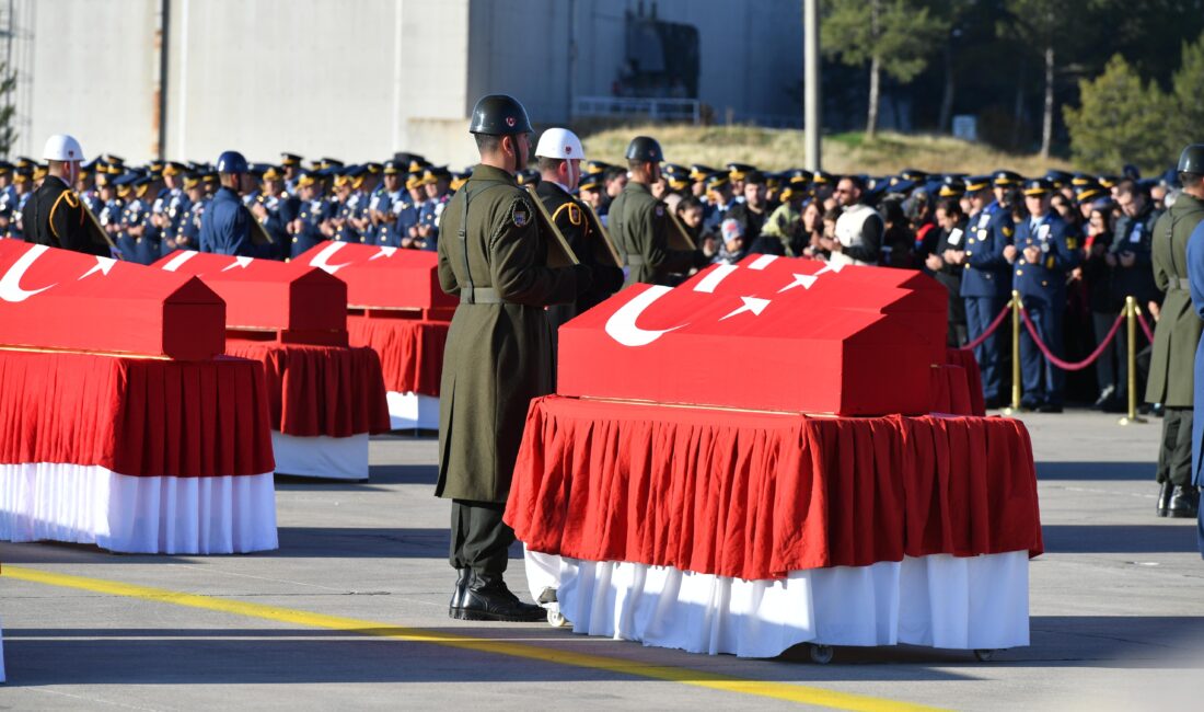Kahraman Şehitlerimiz Resmi Törenle Ebediyete Uğurlandı Kahramankazan Belediye Başkanı Selim Çırpanoğlu, uçak kazasında şehit olan 20