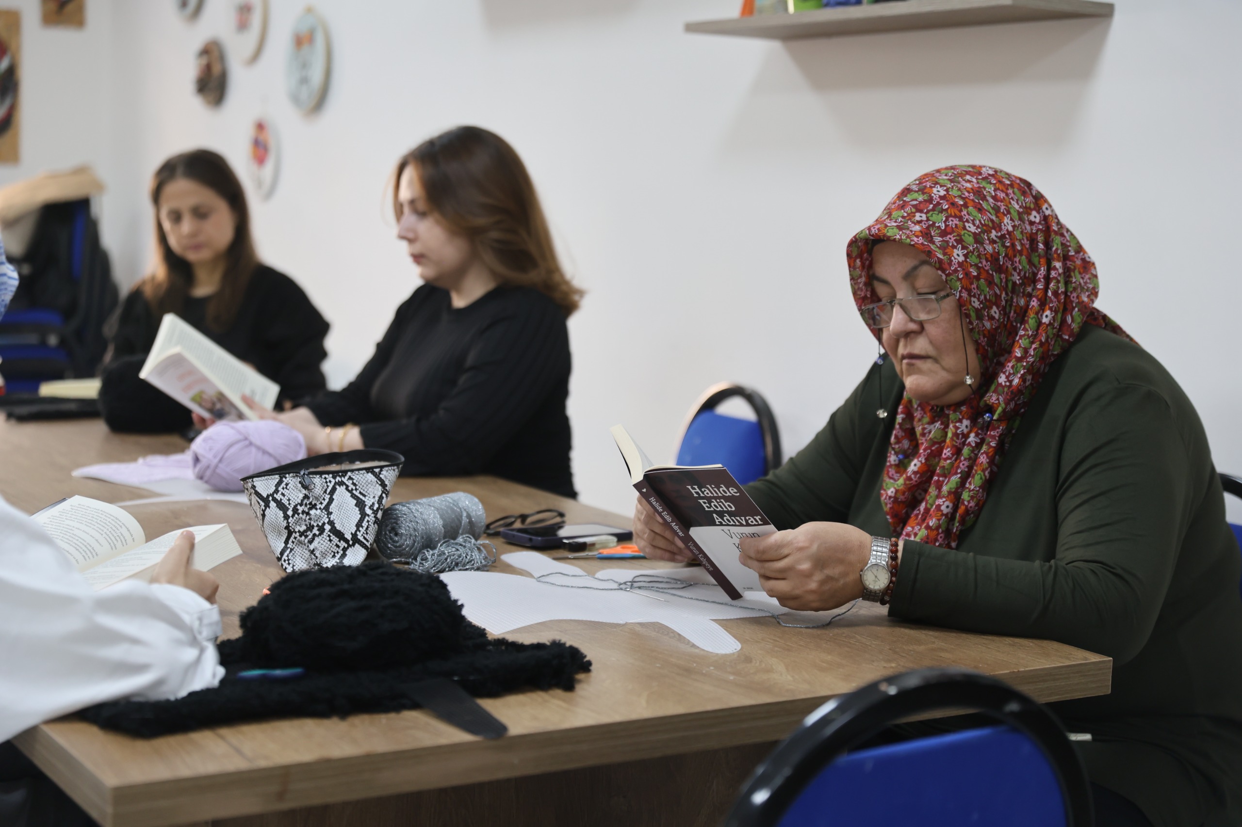 Nevşehir Belediyesi Kursiyerlerine Kitap Okuma Etkinliği  Nevşehir Belediyesi tarafından yürütülen