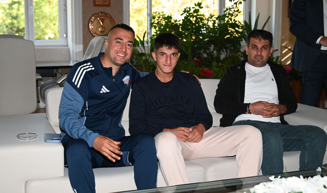 Kemer Belediyespor Bir Futbolcuyu Daha Transfer Etti Kemer Belediyespor Bir Futbolcuyu Daha Transfer Etti Kemer Belediye Başkanı