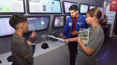 Kepez Belediyesi’nin “Her Yerde Bilim, Her Yerde Gelecek” sloganıyla yürüttüğü