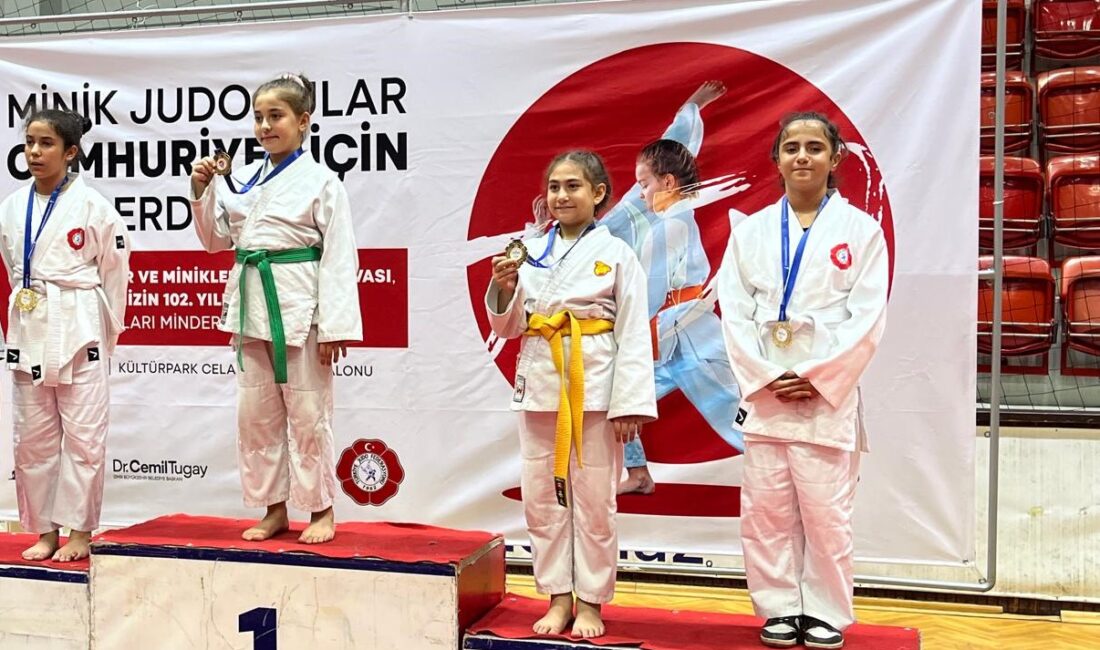 Konak'ın minik judocuları Cumhuriyet için ter döktükleri Süper Minikler ve