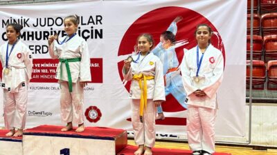 Konak'ın minik judocuları Cumhuriyet için ter döktükleri Süper Minikler ve