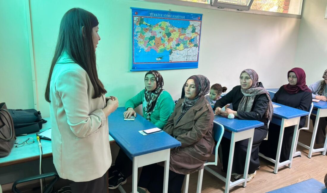 Konak Belediyesi, ilçenin farklı noktalarında bulunan semt merkezlerinde ebeveynlere yönelik