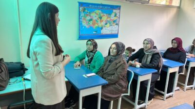 Konak Belediyesi, ilçenin farklı noktalarında bulunan semt merkezlerinde ebeveynlere yönelik