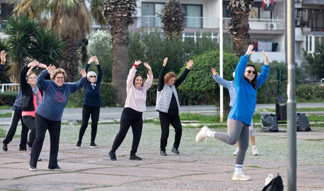 Konak Belediyesi’nin kentin farklı noktalarında düzenlediği açık havada sabah sporu,