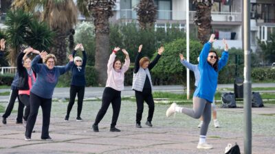 Konak Belediyesi’nin kentin farklı noktalarında düzenlediği açık havada sabah sporu,