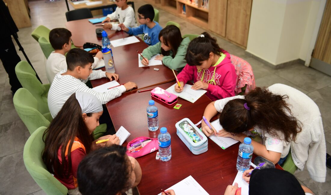 Osmangazi Belediyesi’nin düzenlediği Küçük Yazarlar Atölyesi’nde çocuklar, oyunlar
eşliğinde öğrenerek, hayal