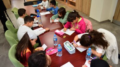 Osmangazi Belediyesi’nin düzenlediği Küçük Yazarlar Atölyesi’nde çocuklar, oyunlar
eşliğinde öğrenerek, hayal