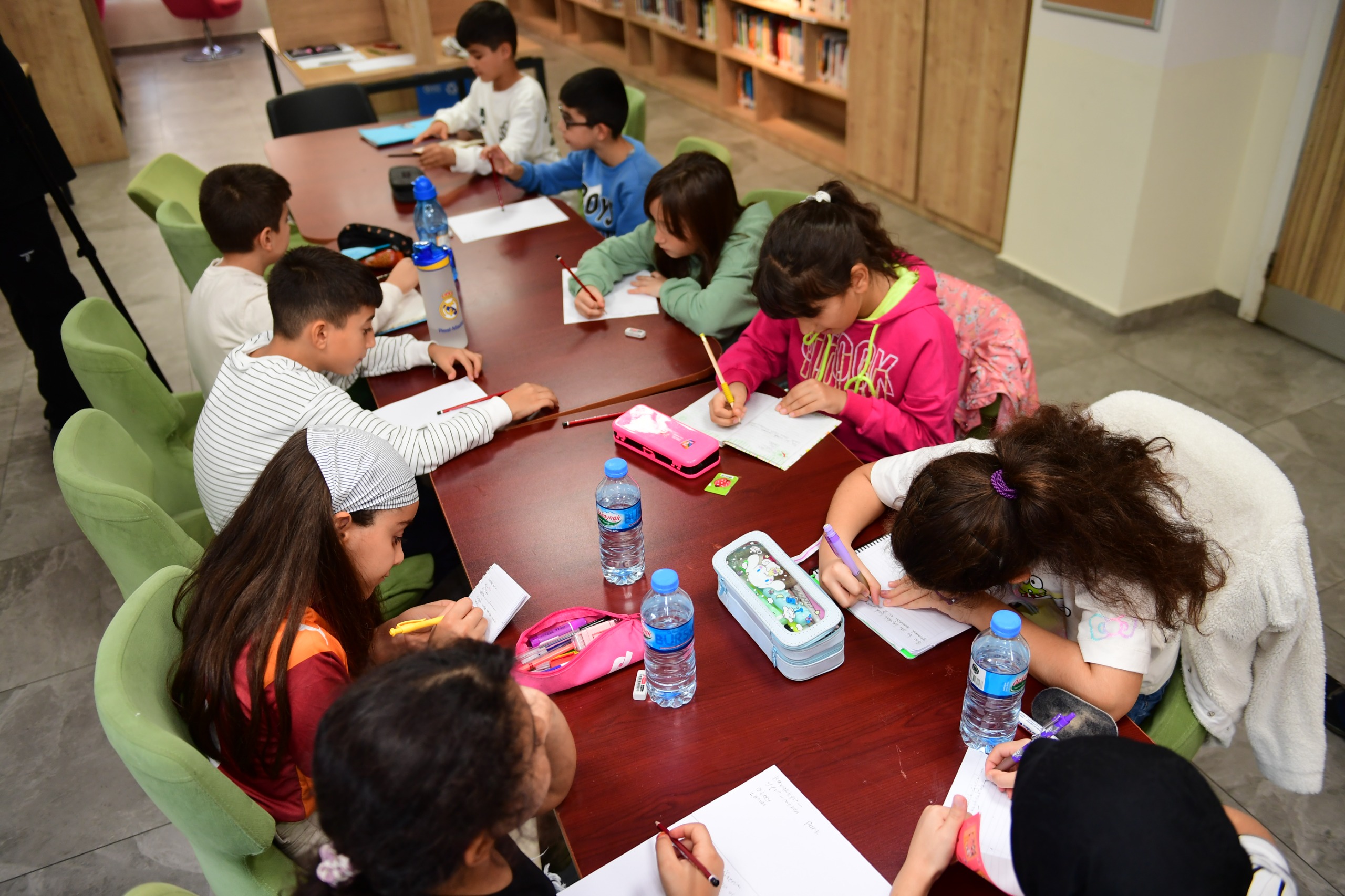Osmangazi Belediyesi’nin düzenlediği Küçük Yazarlar Atölyesi’nde çocuklar, oyunlar
eşliğinde öğrenerek, hayal