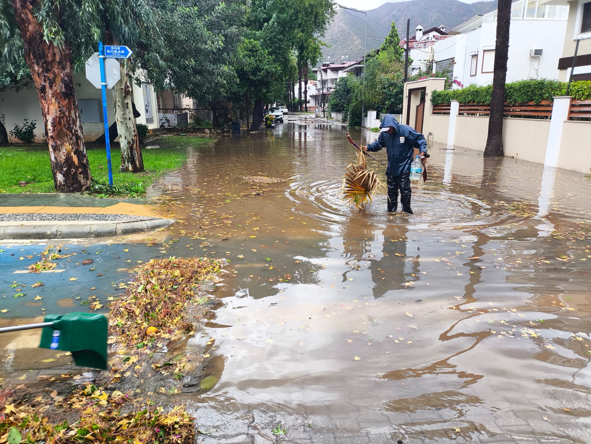 Yağmur nedeniyle yoğun mesai yapan Marmaris Belediyesi ekipleri olumsuzluk
yaşanmaması için